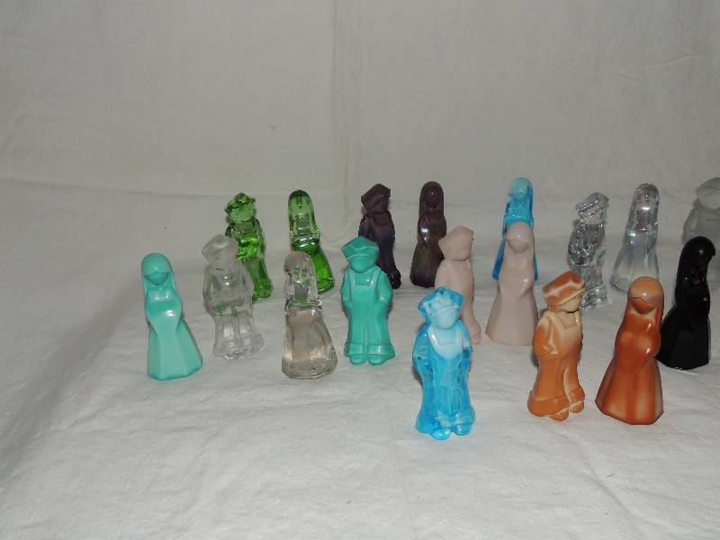 lot 344 image: Josh and Jenny Mosier  & SLAG Glass figurines 12 sets (quantity 24)