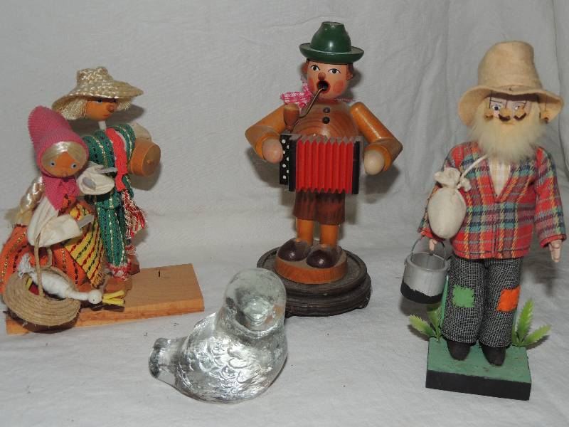 lot 364 image: Eskimo woman with child by wolf SCULPTURE -soapstone,  5 34 H x 5 W c 6 glass bird, Dutch boy, farmer, and German wooden accordion player