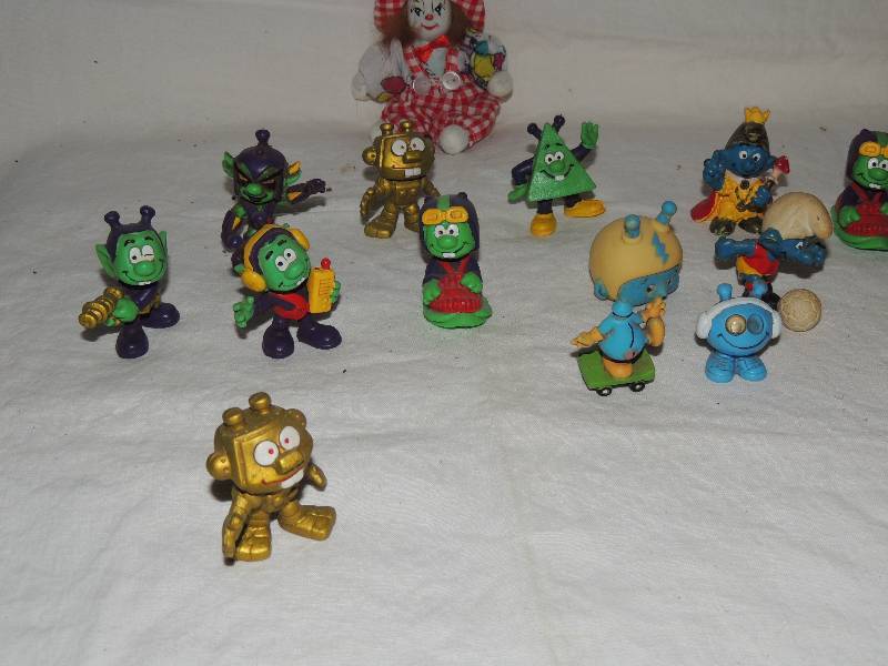 lot 365 image: Lot of collectable McDonald toys Smurfs qty. 5 and Astrosniks qty 15 each 2 tall