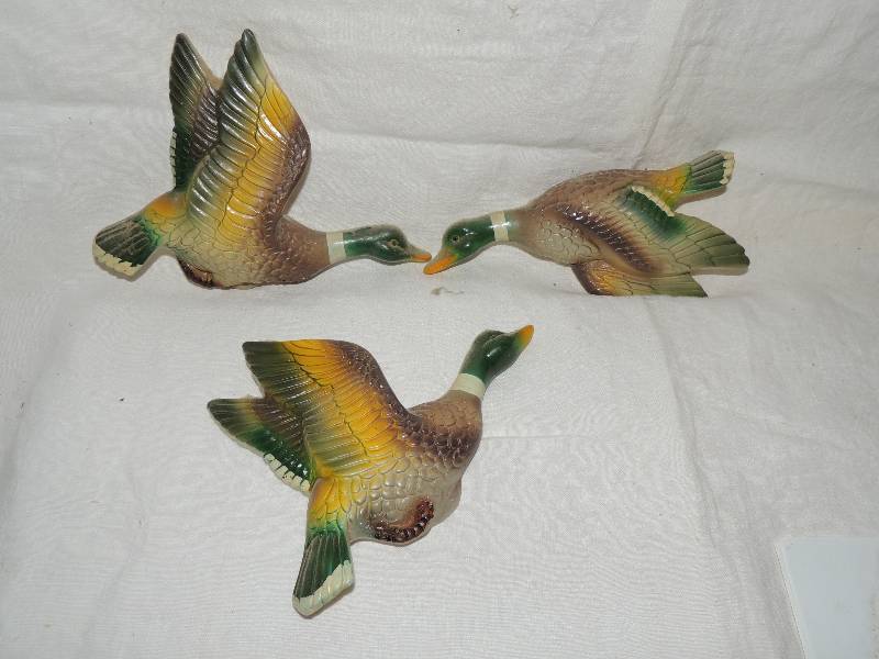 lot 382 image: Lefton Mallard set of 3 hang on wall 7