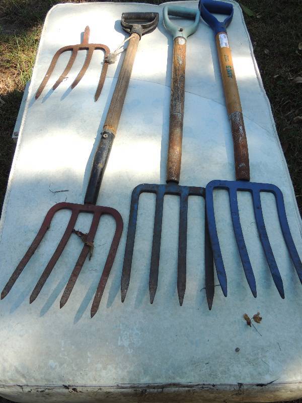 lot 655 image: Yard spade forks qty 3