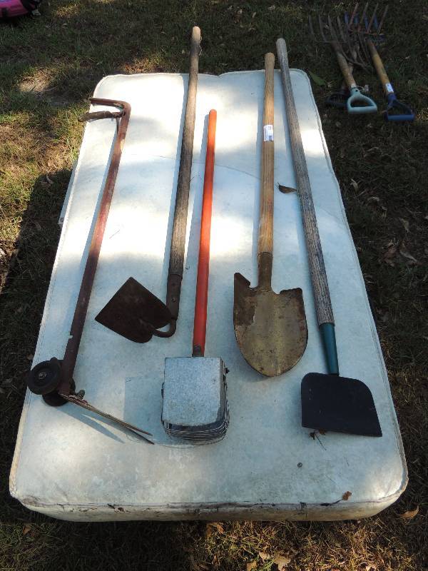 lot 656 image: Yard tools- grass clippers, hoe, shovel, edger, picker