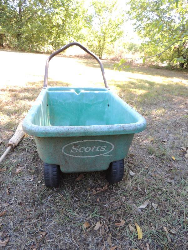 lot 657 image: Scotts yard cart, broom, duster, sprayer, scrub brushes