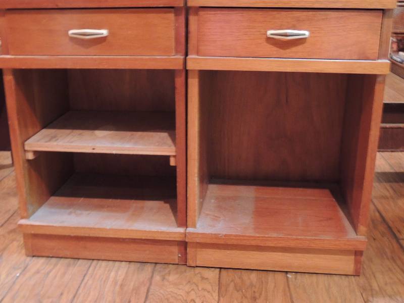lot 177 image: 2 side tables each has 1 drawer and 1 shelf. 25 H x 16 W x 13 D.