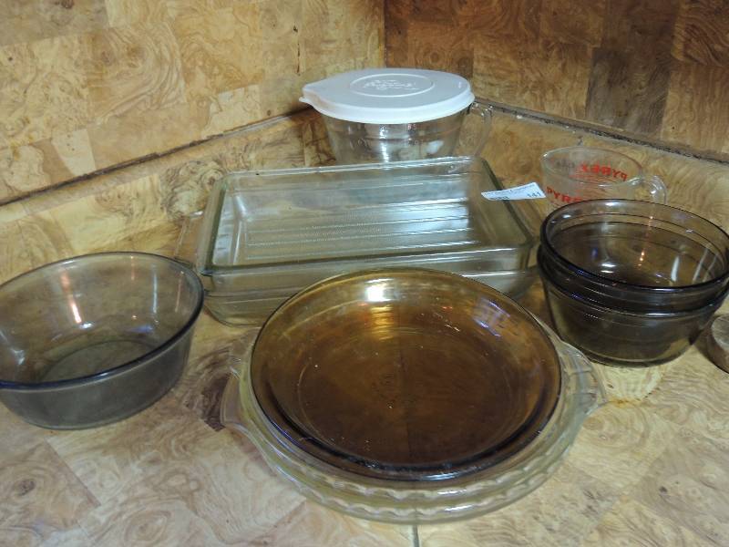 lot 141 image: Covered Pamper Chef Batter Bowl, Clear oblong casserole dishes, pie plates, round casseroles, amber bowls 2 and amber pie plate x 1