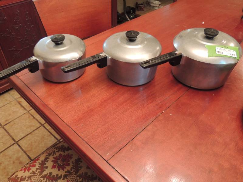 lot 415 image: WAGNER WARE - SIDNEY - MAGNALITE  SAUCE PANS WITH LIDS - 4684P 4QT. 4885 2QT.  4683P