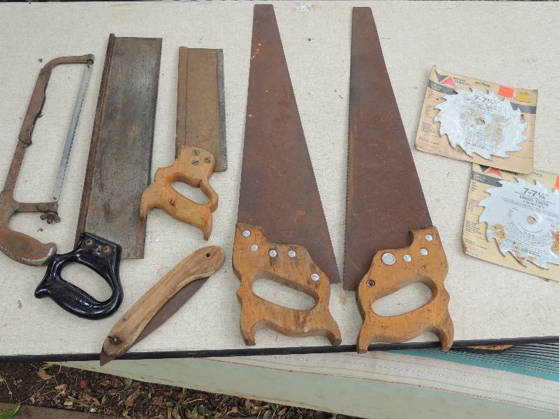 lot 581 image: Blue tub containing box saw, miter saw, hand saws and blades.