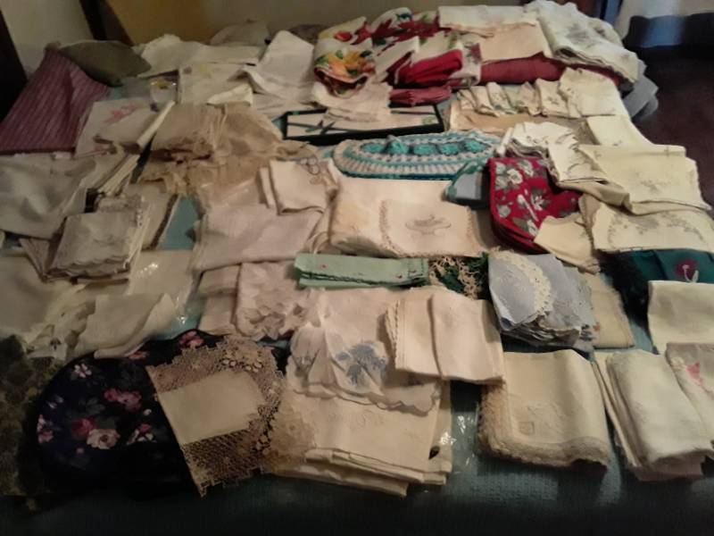 lot 337 image: Large lot of assorted linens- napkins, doilies, table cloths