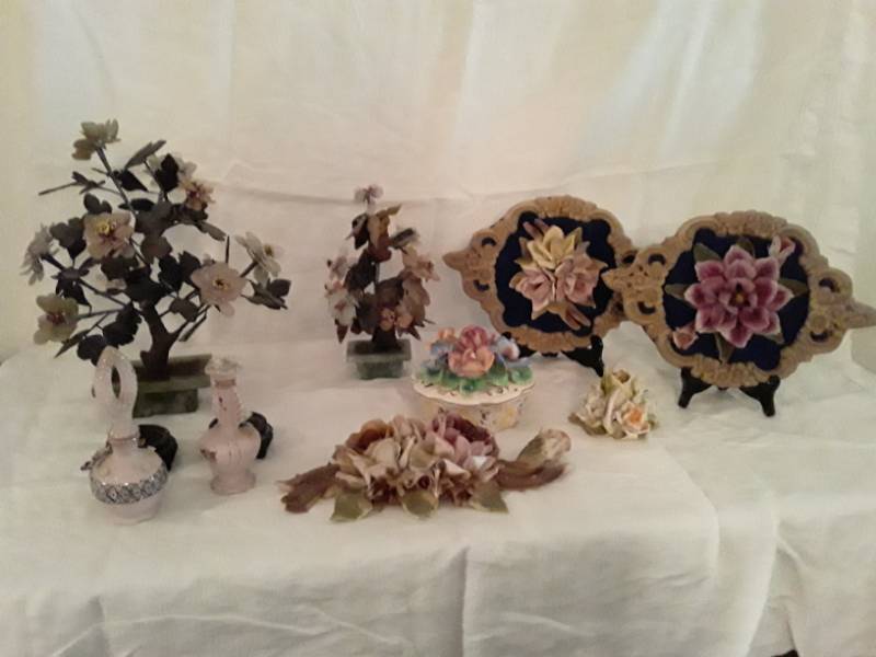 lot 104 image: floral dcor in covered box, 2 pink porcelain perfume bottles, and a 12 jadestone plant