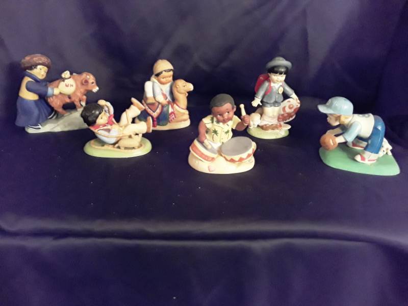 lot 114 image: 6 Porcelain figurines- All older couples with chickens or hunting