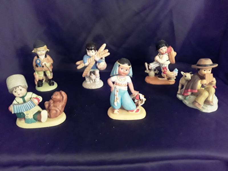 lot 111 image: The U.N. Children- Ann from England 1978, Yvette from France 1978, Alexei from USSR 1981, Leyla from Turkey 1982, Juan from Mexico 1978 Andreas from Colombia 1982
