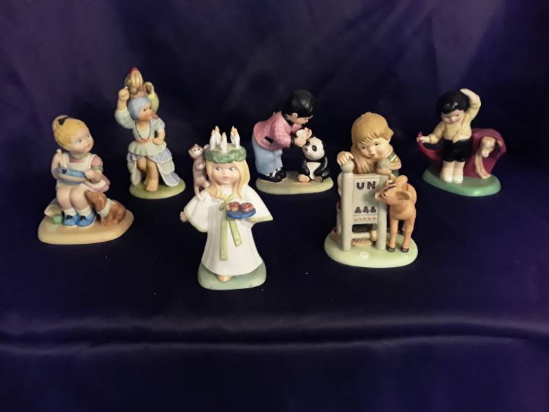 lot 110 image: The U.N. Children- Mei-Mei from China 1980, Pedro from Spain 1982, Christa from West Germany 1981, Yolanda from Brazil 1979, Lucia from Sweden 1982 and Fritz from Austria 1979