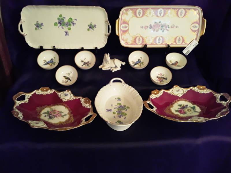 lot 123 image: Kaiser porcelain- 6 bowls with birds,  2 red scalloped oblong decorative dishes,  oblong bread plates x 2