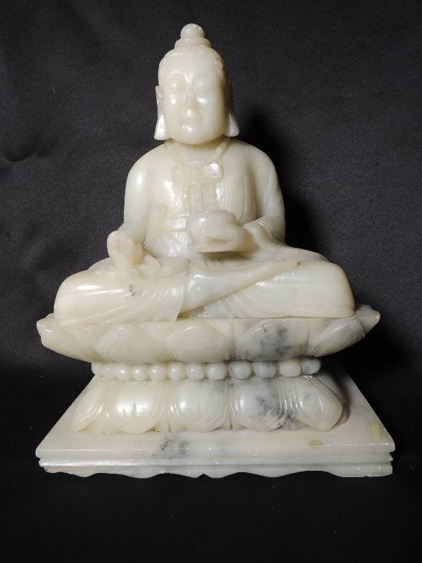 lot 670 image: BUDDHA - WHITE JADE (WE BELIEVE) AMAZING DETAIL - 8 12 H 7W, 4D