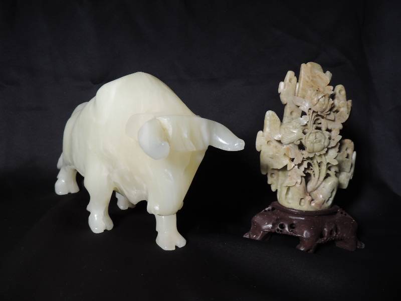 lot 671 image: ONYX BULL 6H 13L 3W - CHIPPED LT HORN & SOAPSTONE ROSE SCULPTURE - 7 X 5 X 2