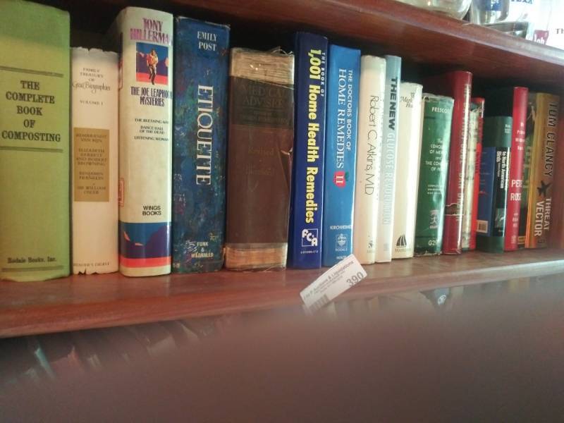 lot 390 image: BOOKS - ETIQUETTE, DIY, NOVELS, MEDICAL