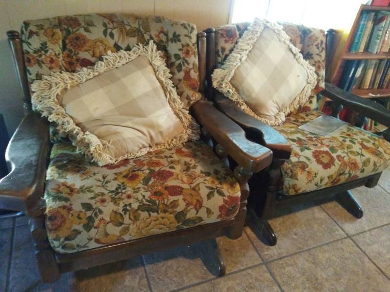 lot 341 image: EARLY AMERICAN COUCH & 2 SIDE CHAIRS - COUCH - 82  & CHAIRS - 33 X 33