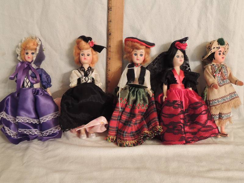 lot 85 image: Storybook dolls  with baby doll eyes x 4 and 1 Peruvian doll all 8 tall