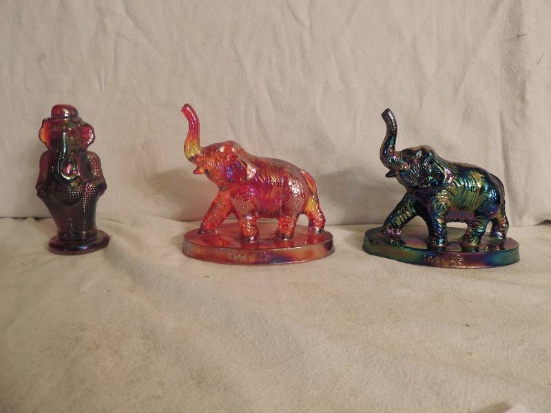 lot 125 image: Carnival Glass Elephants two are 4 12 tall 5 long and one is 5 12 tall and 2 high