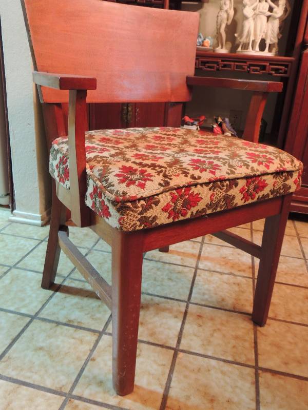 lot 134 image: 6 Mahogany dining chairs. Cloth seats in  very good condition.  1  captains & 5side chairs,   Matches table below