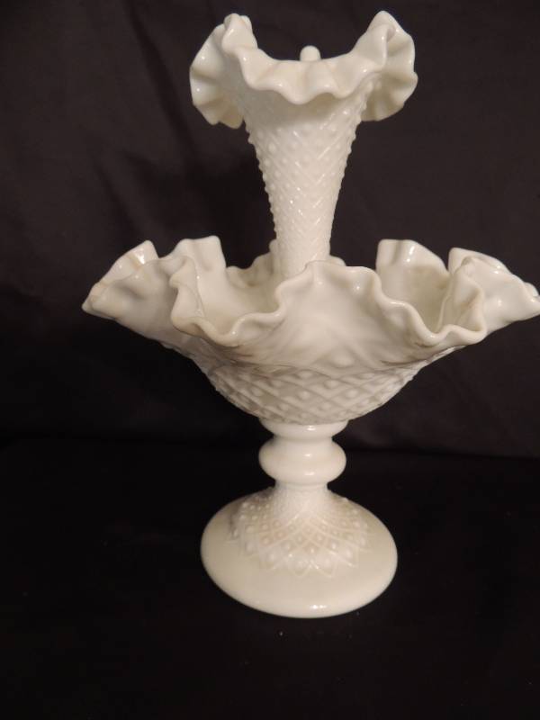 lot 16 image: Fenton- White Epergnes single Lilly 10 total with stem.