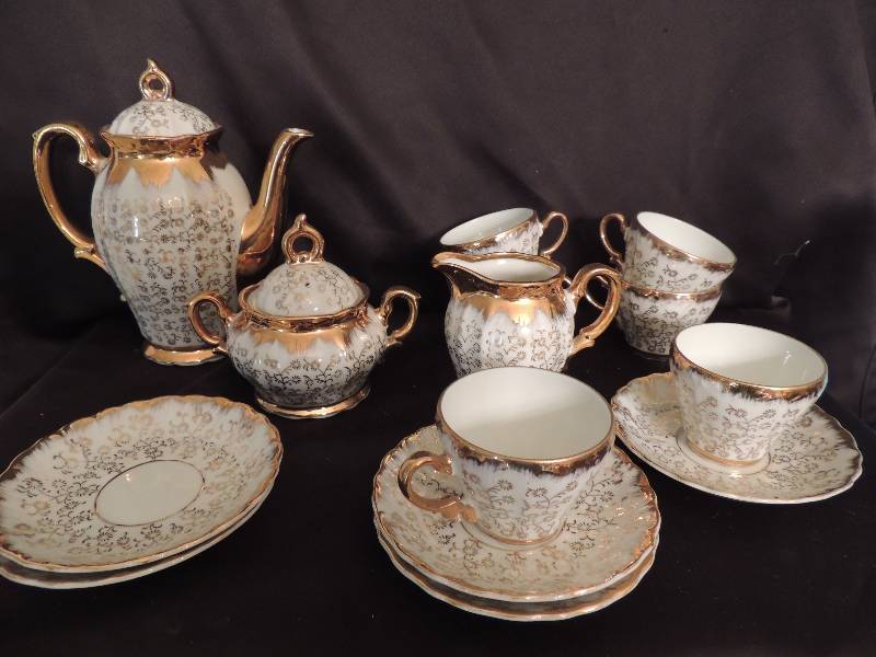 lot 29 image: B.S. Roman Tea set. Tea pot, creamer, sugar, 6 cups and 6 saucers