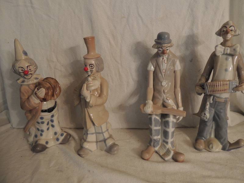 lot 31 image: Napokoware clowns x 2  11,  AND  Esther x 2  10 tall