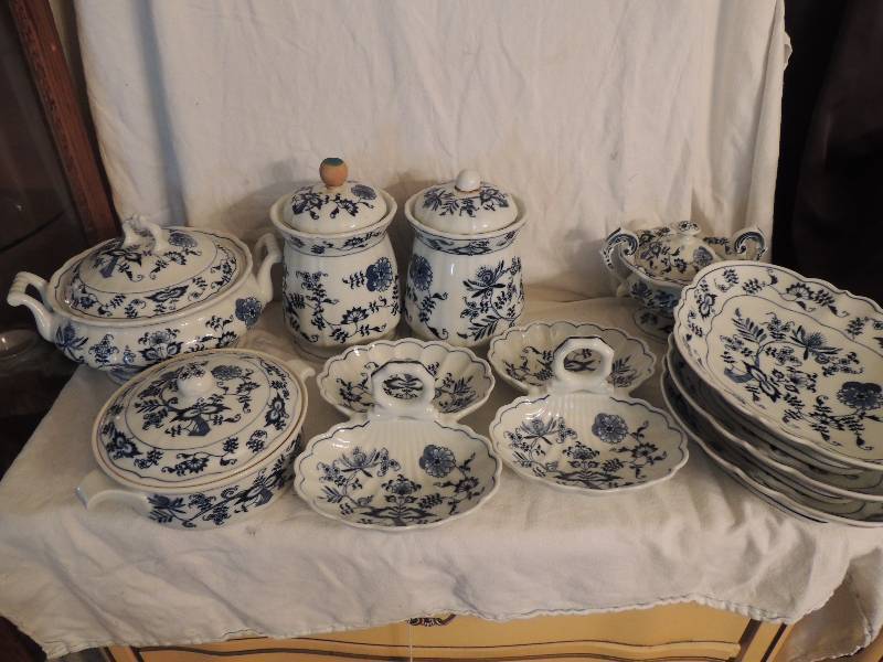 lot 58 image: BLUE DANUBE CHINA  - 28 PCS SEVING PIECES