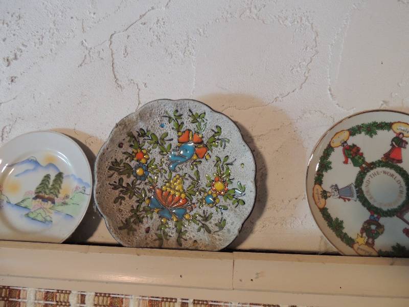lot 409 image: SEVERAL DECORATIVE & COLLECTOR PLATES