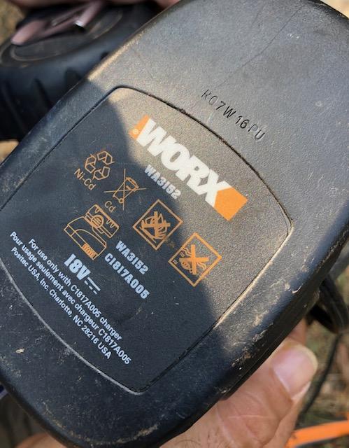 lot 658 image: WORX Lawn edger WITH BATTERY & CHARGER  weed eater edger x 2,  electric Homelite Bandit  -  untested
