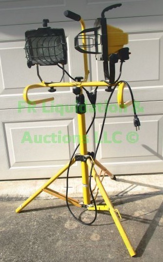 lot 7 image: All-Pro 1000W Quartz Halogen Stand Worklight With Quick Disconnect