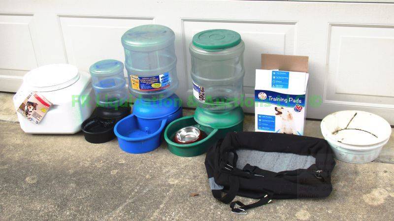 lot 15 image: Pet supplies
