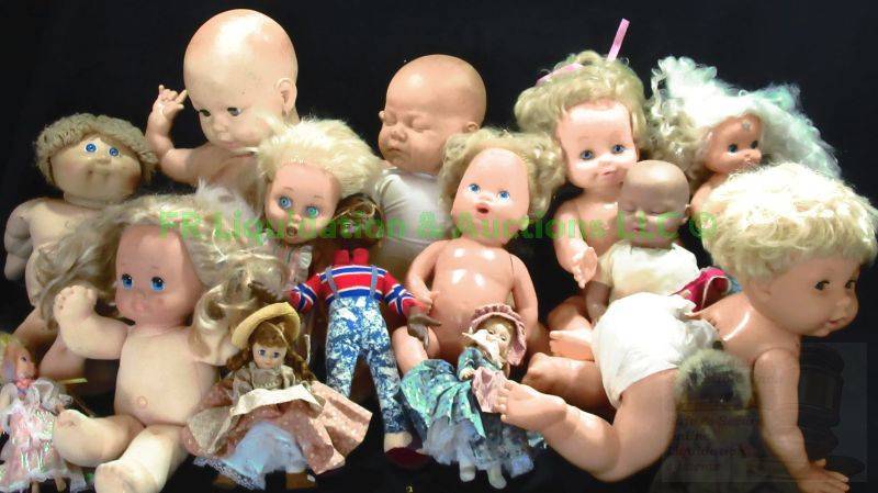 lot 54 image: Assorted vintage dolls a shown