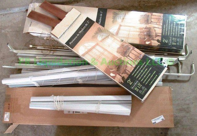 lot 58 image: Assorted window blinds and valances