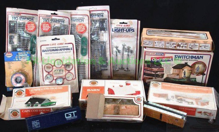 lot 75 image: Bachman plasticville Life like model train accessories and train cars