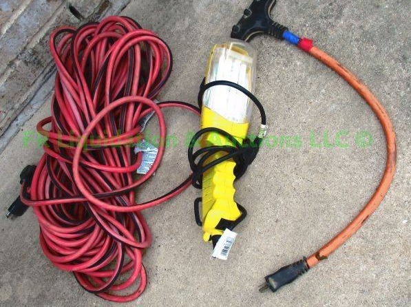lot 80 image: Heavy duty 15ft extension cord and emergency light