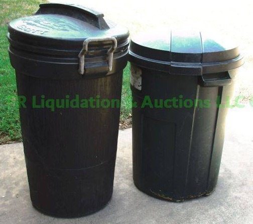 lot 84 image: Gott plastic 35 gallon garbage cans
