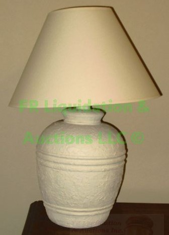 lot 114 image: Ceramic base table lamp