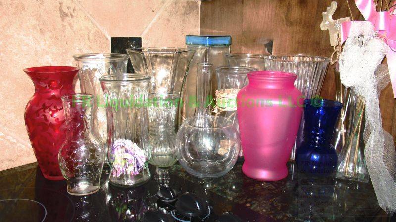 lot 133 image: Assorted glass vases