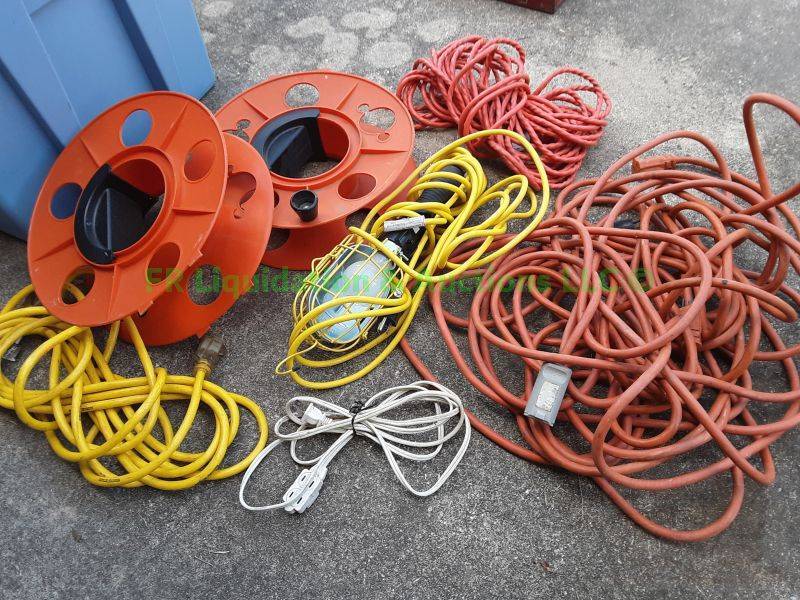 lot 198 image: Assorted electrical extension cords and two cord reels plus