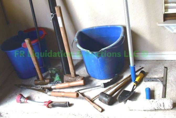 lot 192 image: Assorted gardening tools