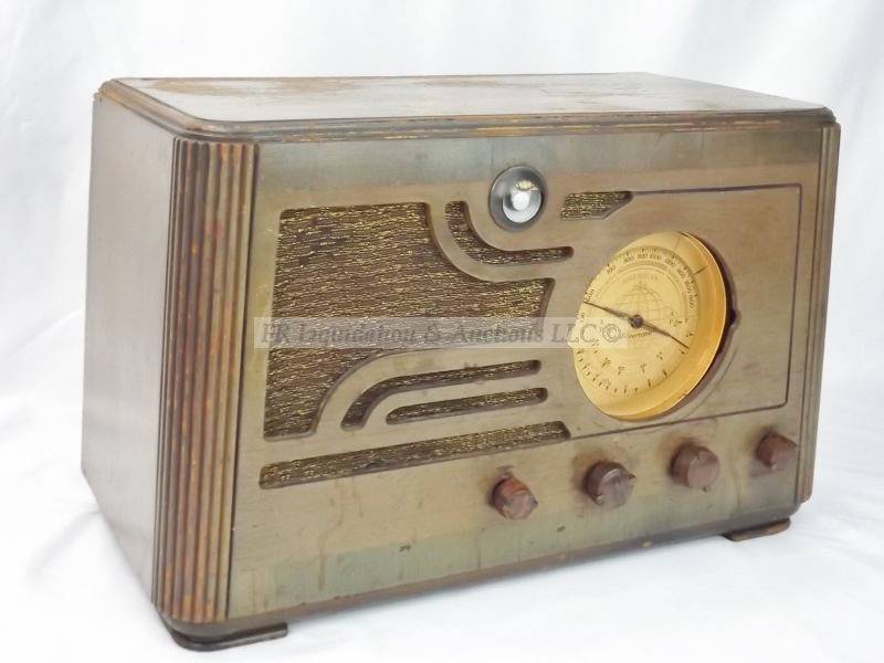 lot 32 image: Antique radio