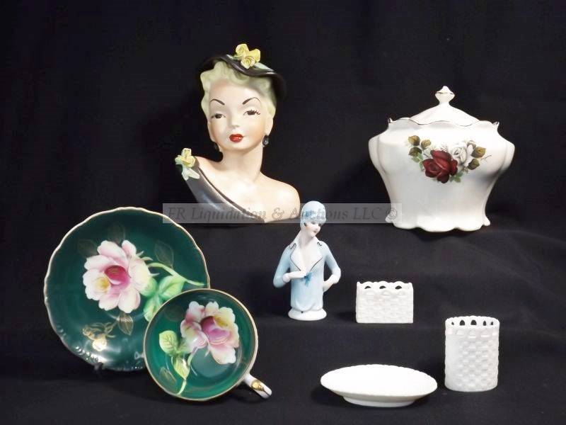 lot 37 image: Vintage collectables