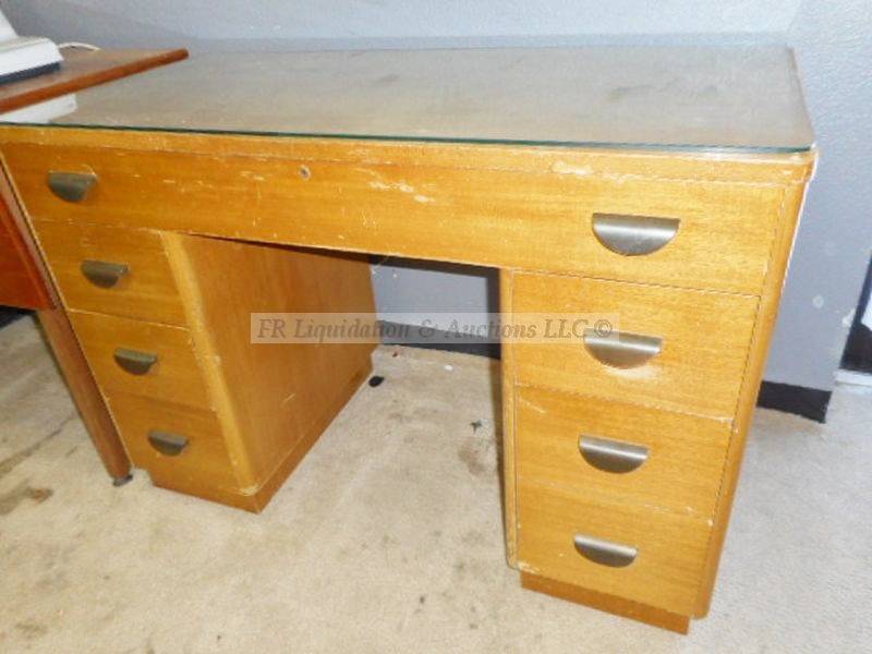 lot 126 image: Furniture