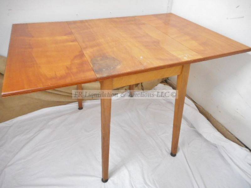 lot 124 image: Furniture