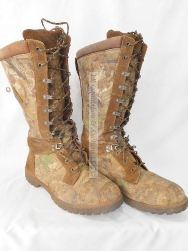 lot 113 image: Clothing and accessories