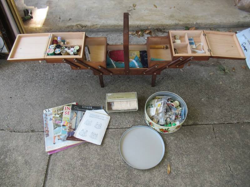 lot 15 image: SEWING SUPPLIES