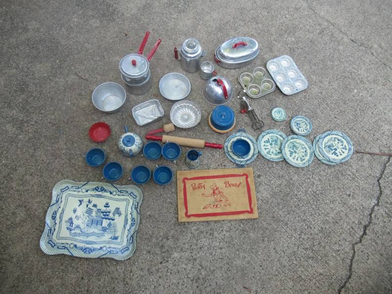 lot 37 image: VINTAGE TOYS
