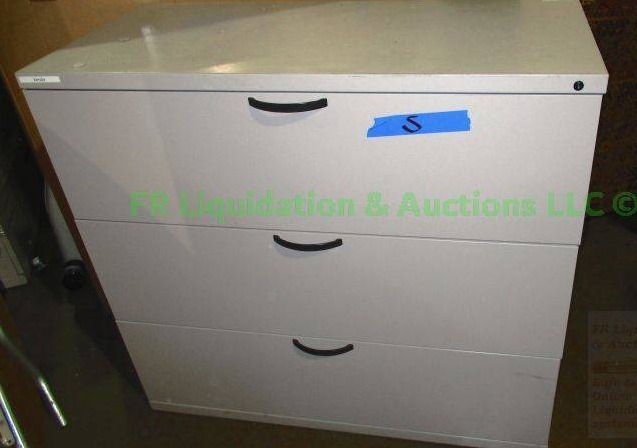 lot 43 image: Metal 3 drawer lateral file cabinet, 20 x 42 x 38