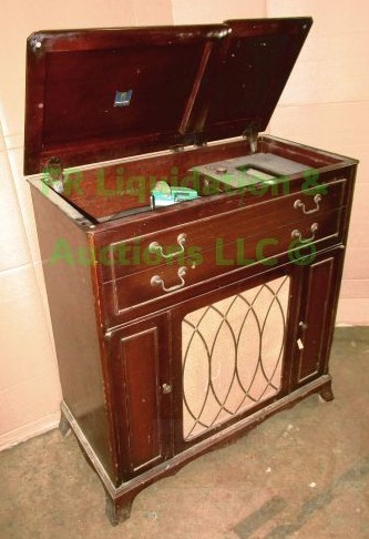 lot 63 image: Vintage Emerson phonoradio model 537